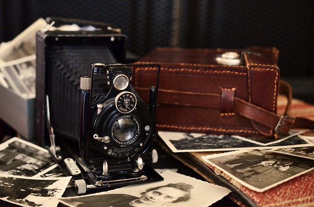 Una cámara de cine antigua sobre fotografías en blanco y negro