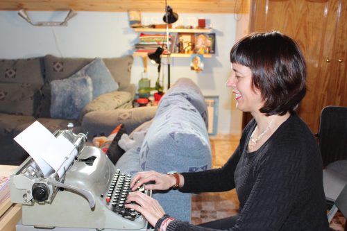 Isabel escribiendo en su máquina de escribir